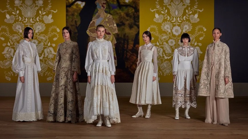 Folkcore Ha Regnato Alla Sfilata Couture Autunno/Inverno 2022 Dior