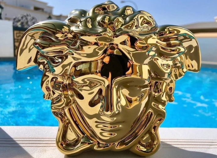 Shocking Twist: The Abrupt Vanishing Act of Versace’s Instagram Profile!